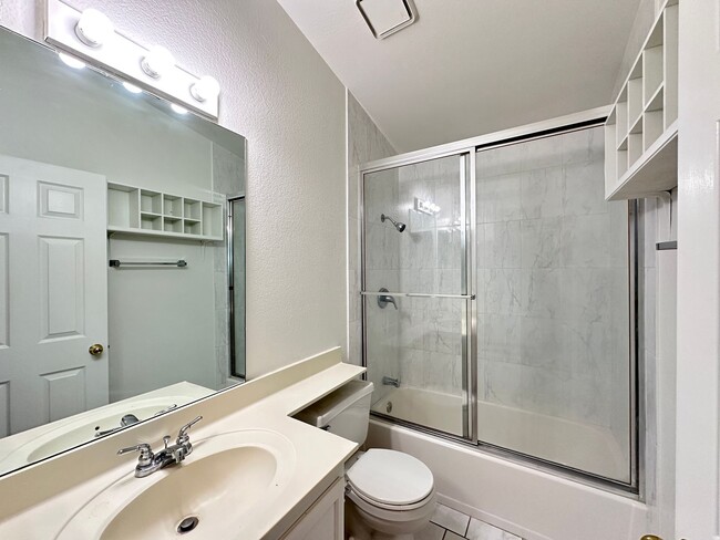 Building Photo - El Parque Condo