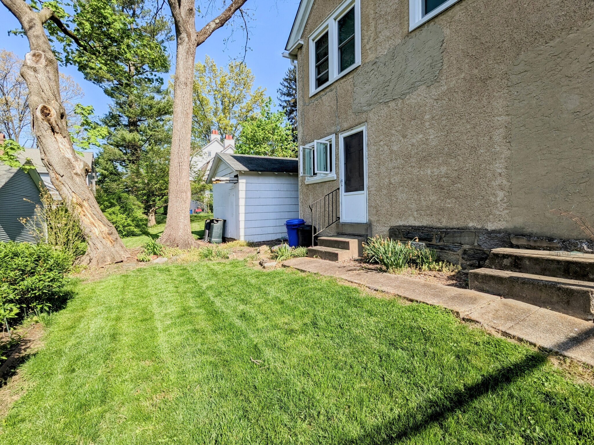 Building Photo - 920 E Railroad Ave