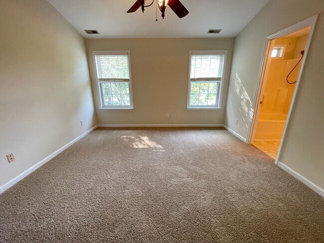 Building Photo - Beautiful, updated 3br 2.5 ba home with garage, fenced-yard in Home Valley Farms Now Available!