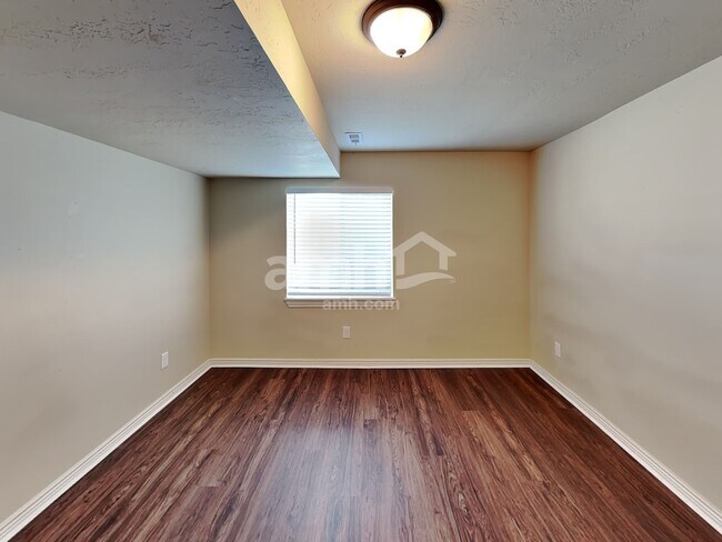 Building Photo - 1604 Shadow Dr