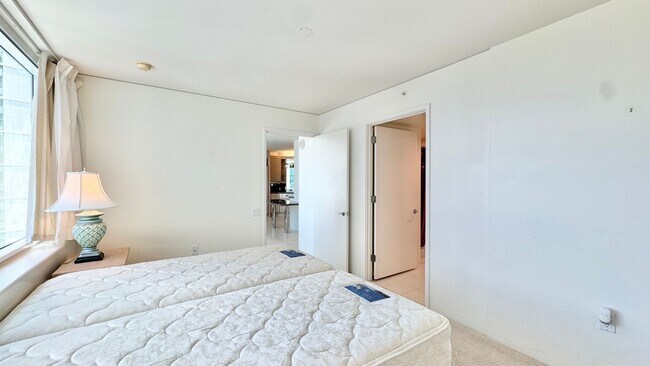 Building Photo - 2 BED/2 BATH FURNISHED UNIT AT HIGHLY DESI...