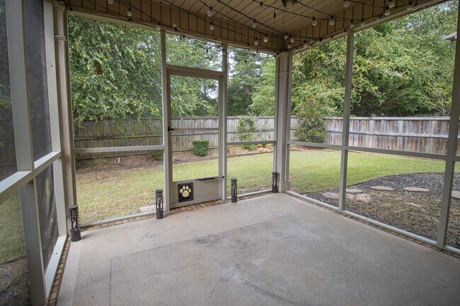 Building Photo - Elegant All-Brick 4 Bedroom Home on a Quie...