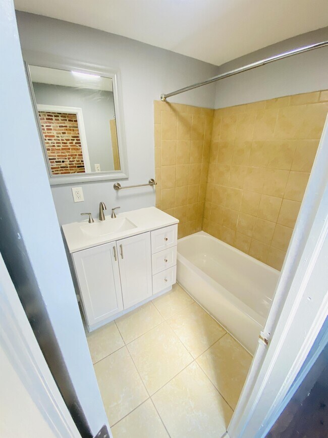 Building Photo - 1304 Sargeant St