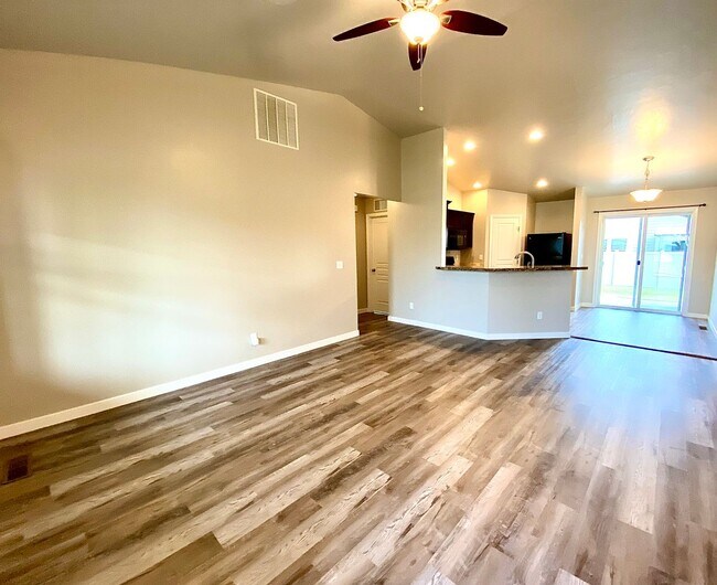 Building Photo - 4 Bedroom + Bonus with 2 baths available 8/22