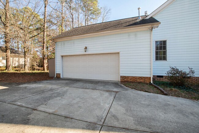 Building Photo - Exceptional 5-Bedroom Residence in the Hea...