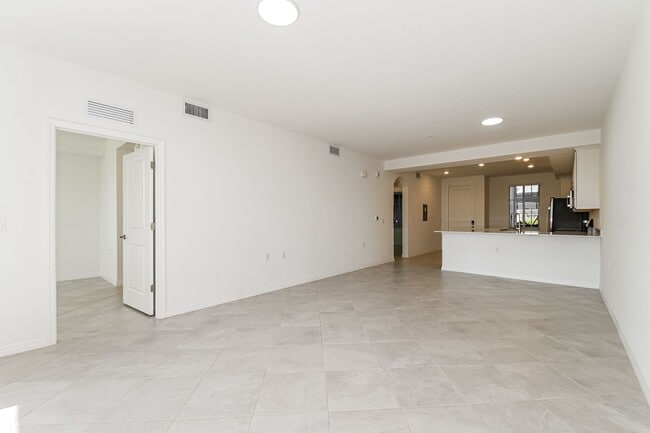 Building Photo - 2-bed 2-bath pet friendly condo with Golf membership at the National Golf!