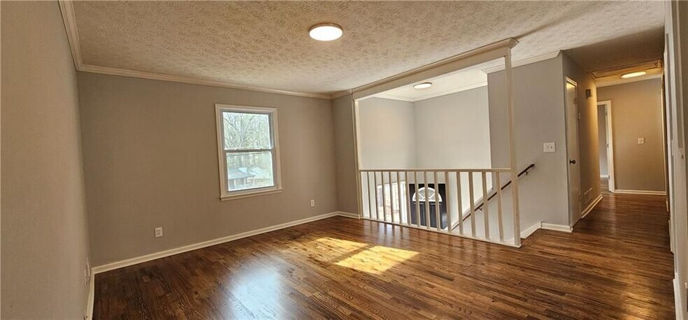 Building Photo - 1325 Classic Dr NE