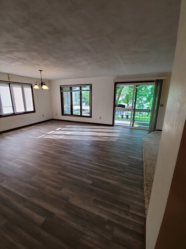 Building Photo - 212 E 5th