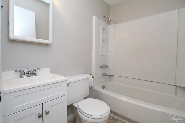 Building Photo - 4630 Bellview Ave