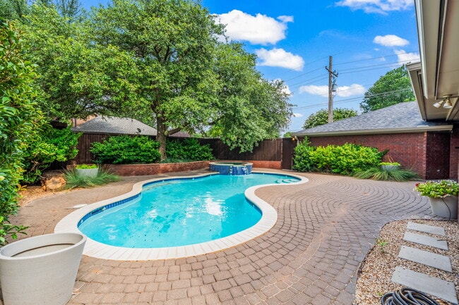 Building Photo - Luxury 5 Bed, 4.5 Bath, with Pool in Lakeridge!!!