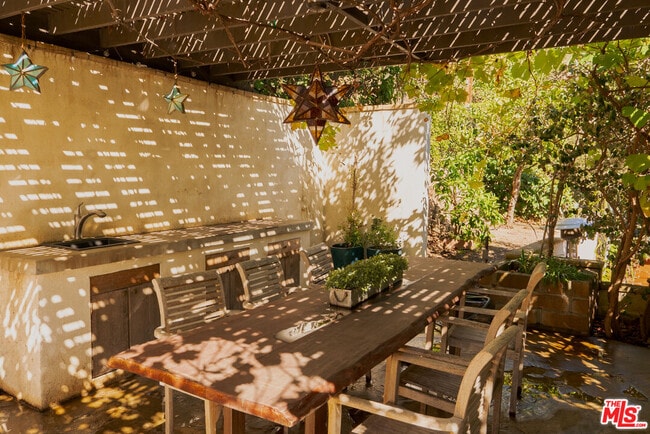 Building Photo - 2829 Beachwood Dr