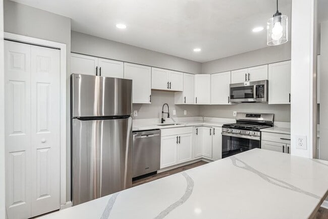 Primary Photo - 10701 Houck Dr