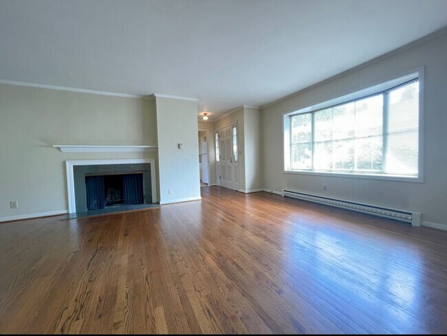 Building Photo - Stunning Two-bedroom In SW Portland~ Great...