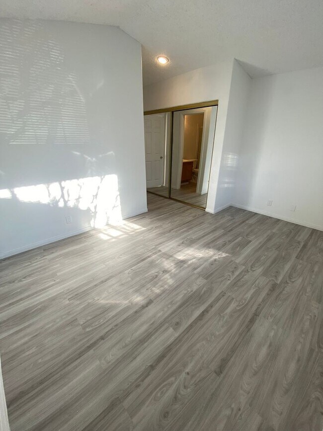 Building Photo - Americana Property Mgmt - Condo 2b - 2b in...