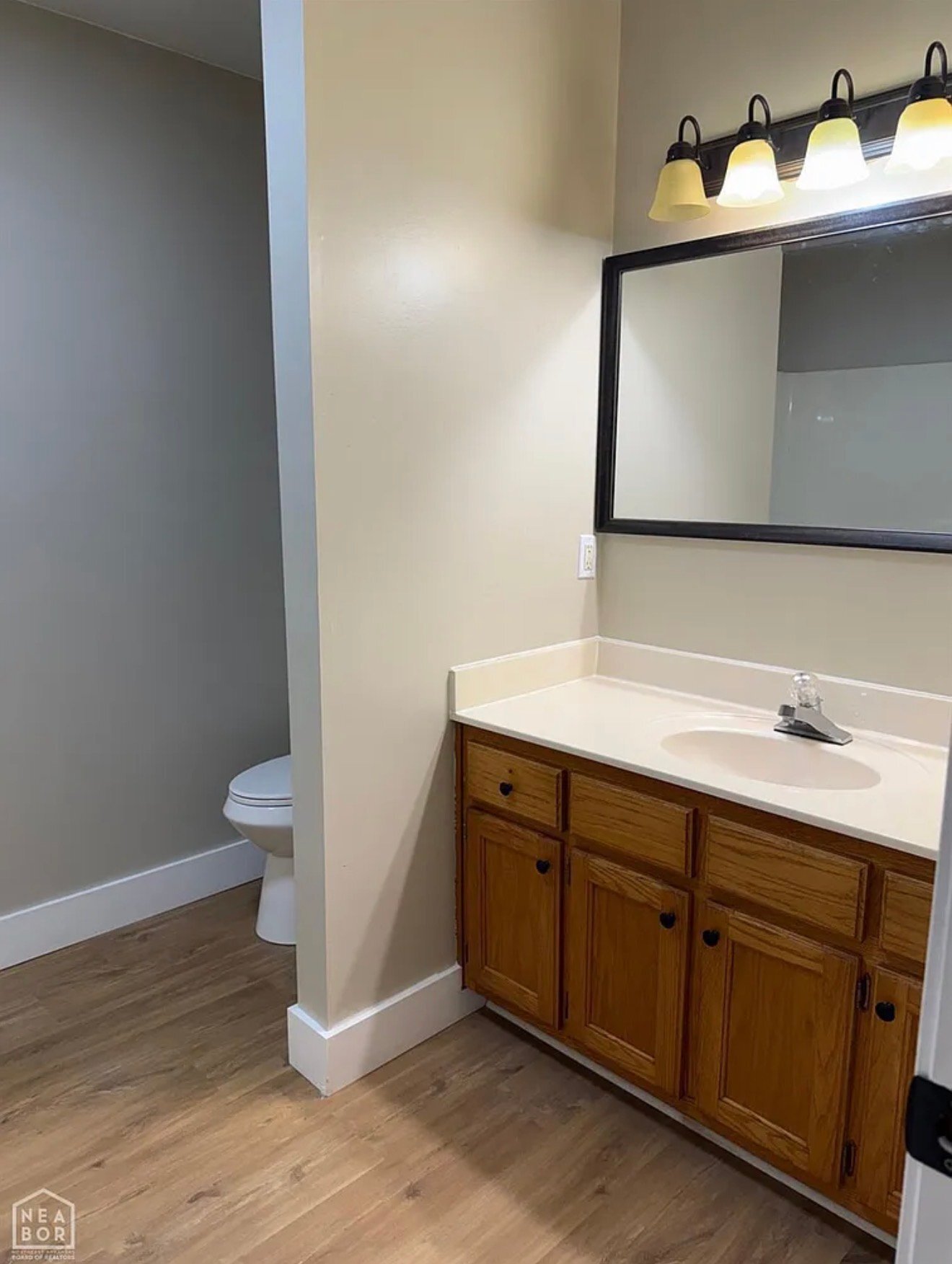 Building Photo - 326 Robinson St