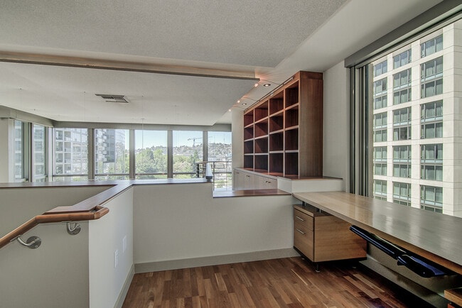 Building Photo - Great 2bd/2ba modern town home located in the center of South Lake Union W/S/G and ( 2) parking s...