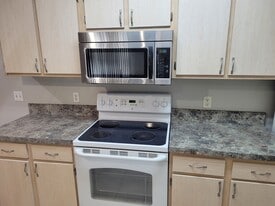 Building Photo - 814 Crest Pines Dr