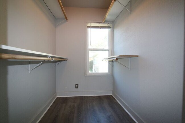 Building Photo - (("Wake Up in a Home YOU Love")) 2/2 STUNNING House Close to Exciting Downtown Fort Worth! An ABS...