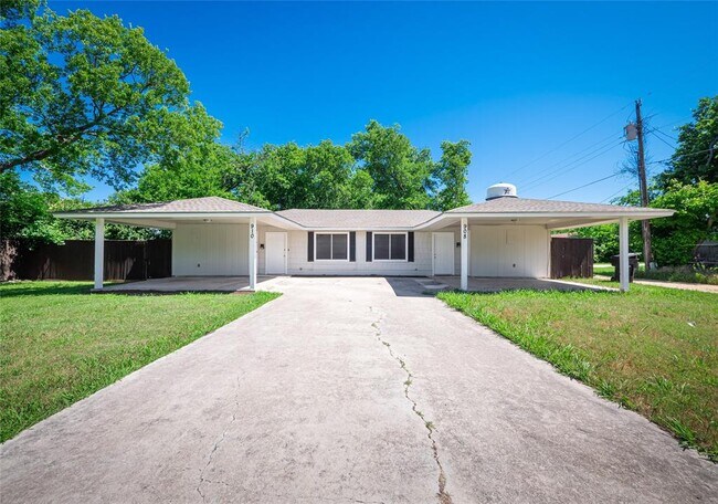 Building Photo - 910 W Lamar Ave