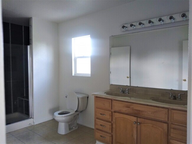 Building Photo - 3BR, 2.5BA, 2CG