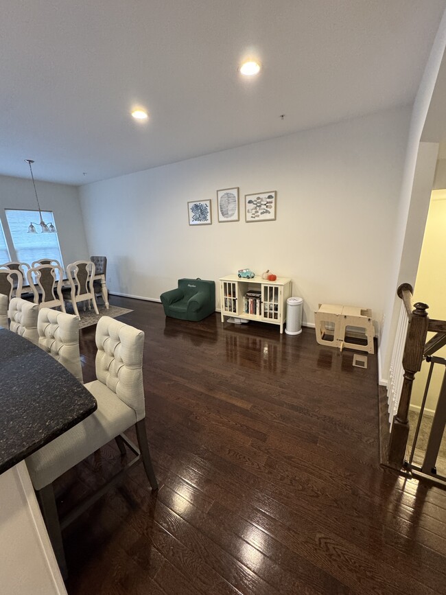 Building Photo - 721 Bender Rd