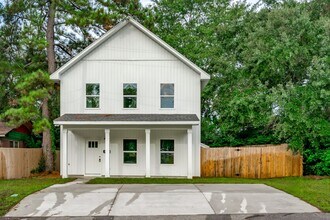 Building Photo - Pre-Leasing for the 26-27 School Year! Unb...