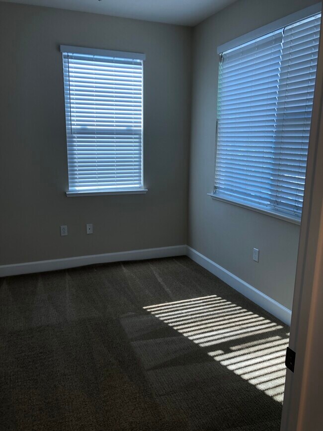 Building Photo - 1120 Karby Ter