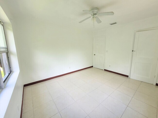 Building Photo - 1429 NE 147th St