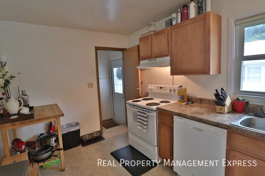 Building Photo - Spacious 1 bedroom 1 bathroom in a great n...