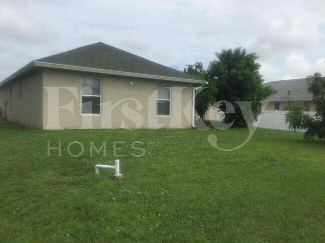 Building Photo - 662 SW Sandbar Terrace