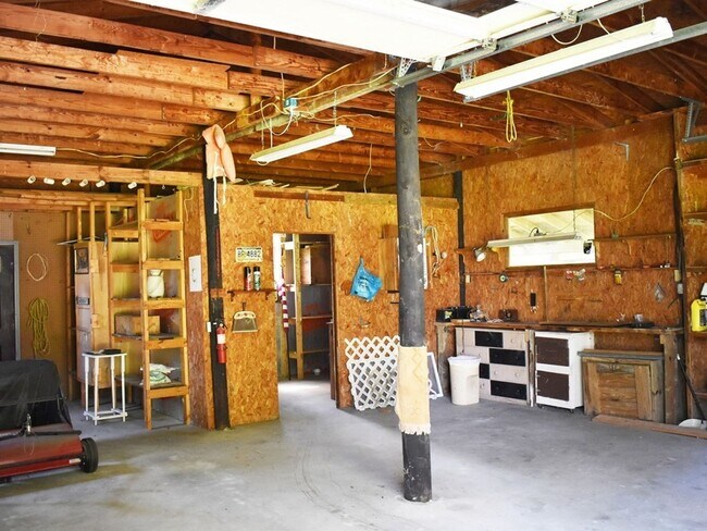 Building Photo - Great home in quiet setting