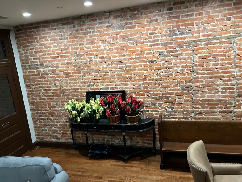 1st floor entryway - 17 U St NW