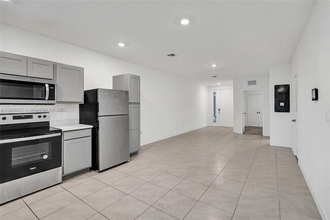 Building Photo - 376 NW 8th Ct