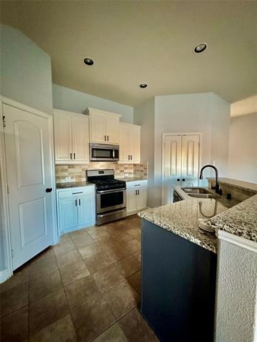 Building Photo - 667 Sharpley Dr