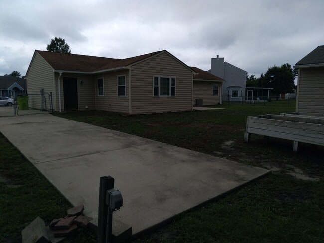 Building Photo - Cute 3 bedroom, 2 bath house with garage a...
