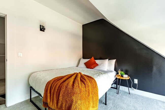 Building Photo - 313 W 4th Ave