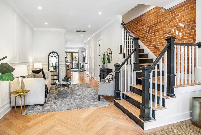 Building Photo - Stunning historic new renovated Townhome