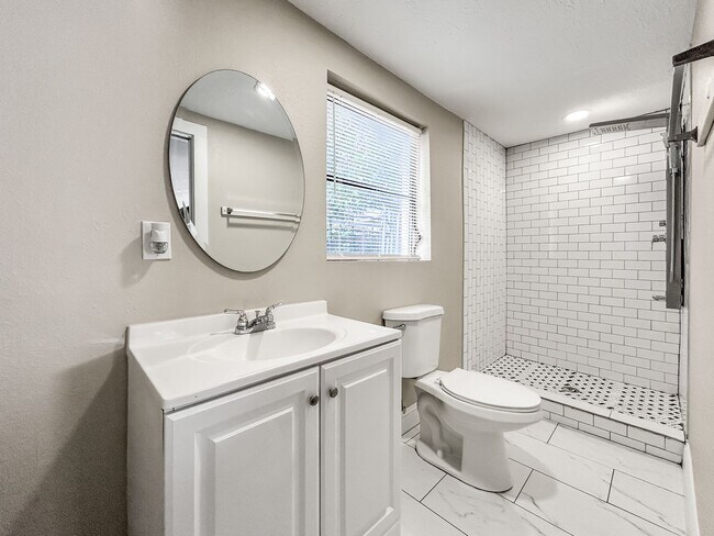 Building Photo - 1515 E 31st Ave