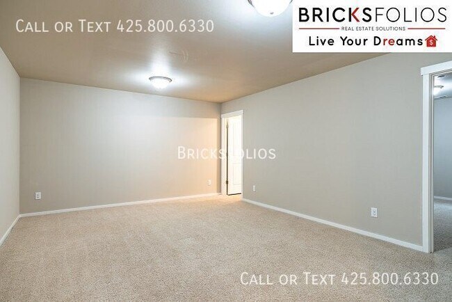 Building Photo - Modern Living Meets Convenience: 4-Bedroom...