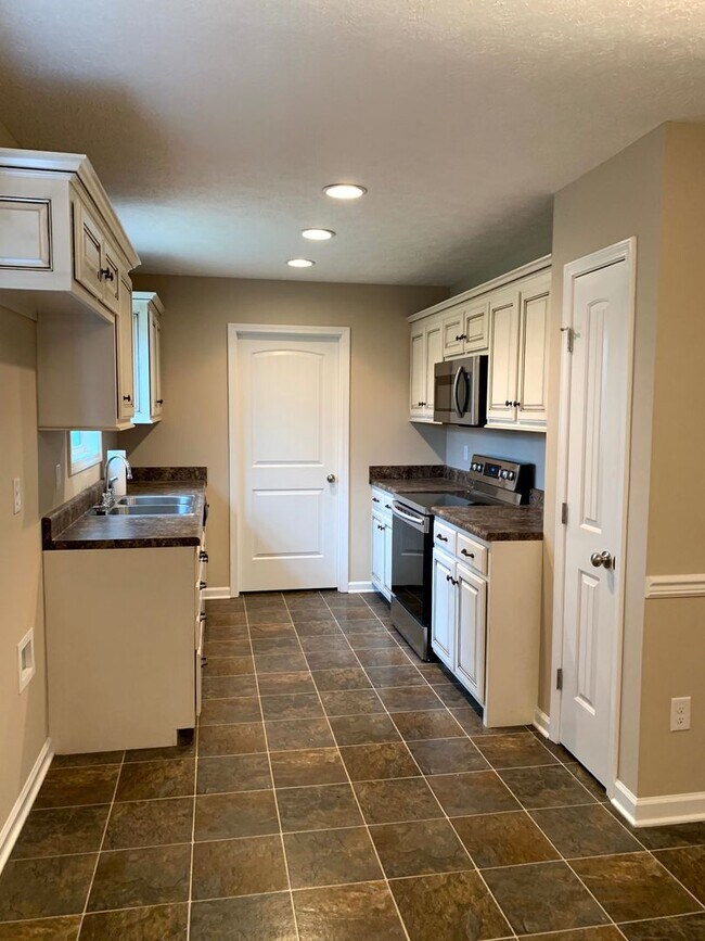 Building Photo - Beautiful 3 Bedroom 2 Bathroom Ranch Style Home on Large Lot