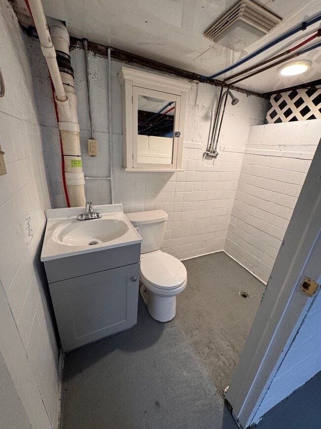 Building Photo - 853 Lawrence Ave