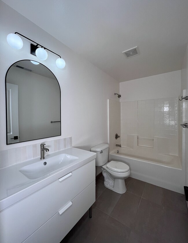 Building Photo - Modern Craftsman 4 Bedroom Home!