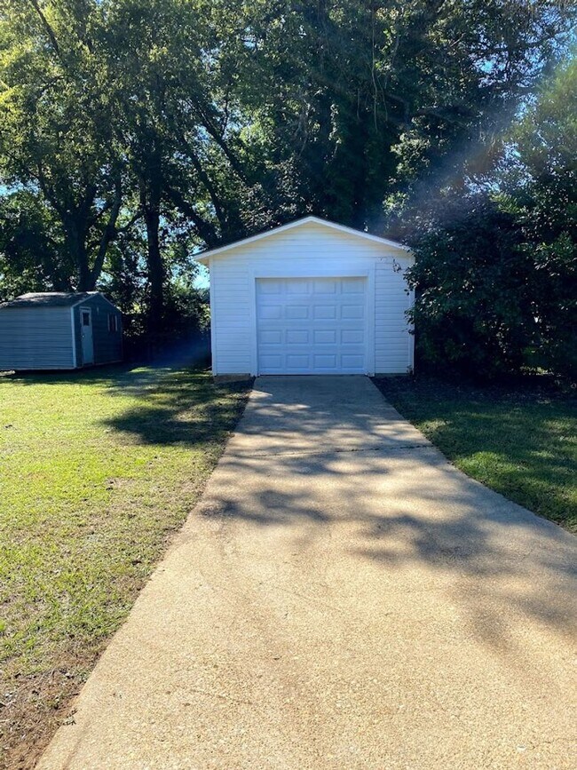 Building Photo - Handsome 3-bedroom just for you !