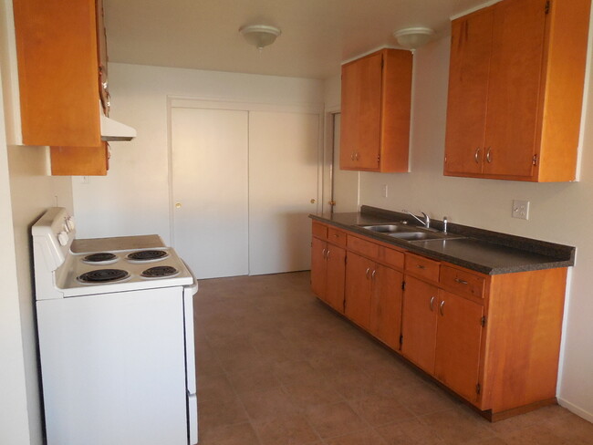 Building Photo - 3 Bedroom / 1.5 Bath House