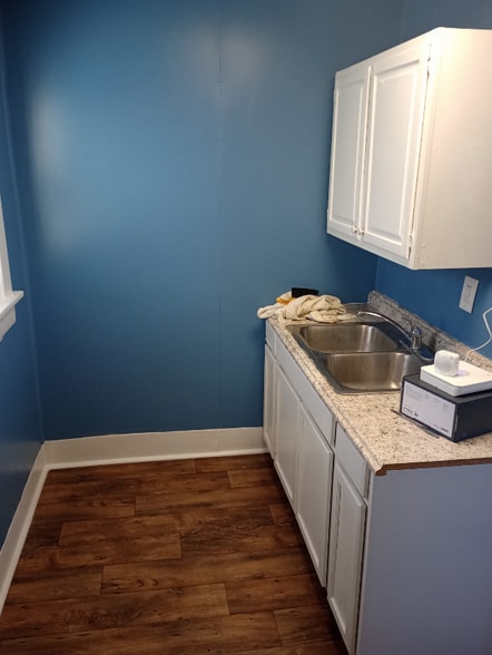 Building Photo - 713 Efficiency Muncie