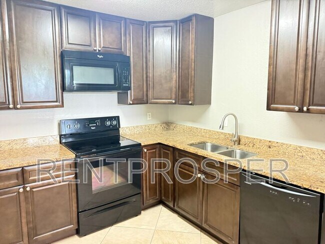Building Photo - 4022 Versailles Dr