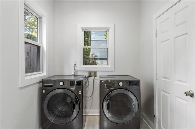 Building Photo - 954 Byron Dr SW