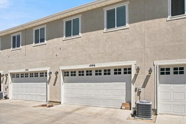 Building Photo - 1096 Emerald Pools Ln