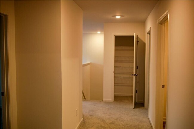 Building Photo - 484 Red Dragon Dr