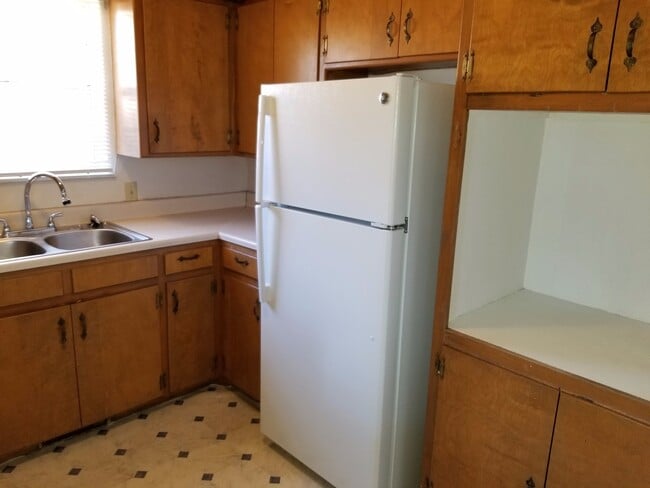 Building Photo - LARGE 1 BEDROOM WITH CARPORT BRICK HOME